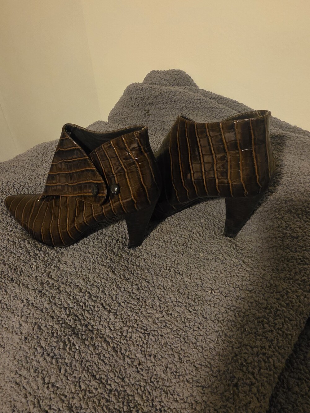 Via Spiaga Women's Brown Croc-Embossed Pointed Ankle Boots